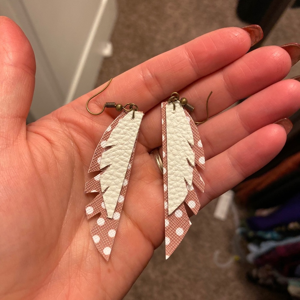 Brand new light weight leather earrings, feathers!
